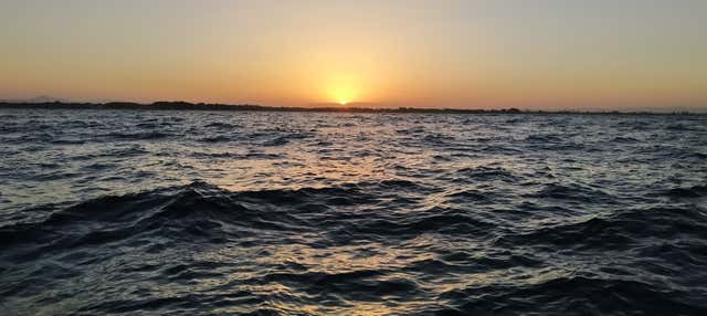 Passeio de iate ao entardecer