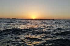 Passeio de iate ao entardecer