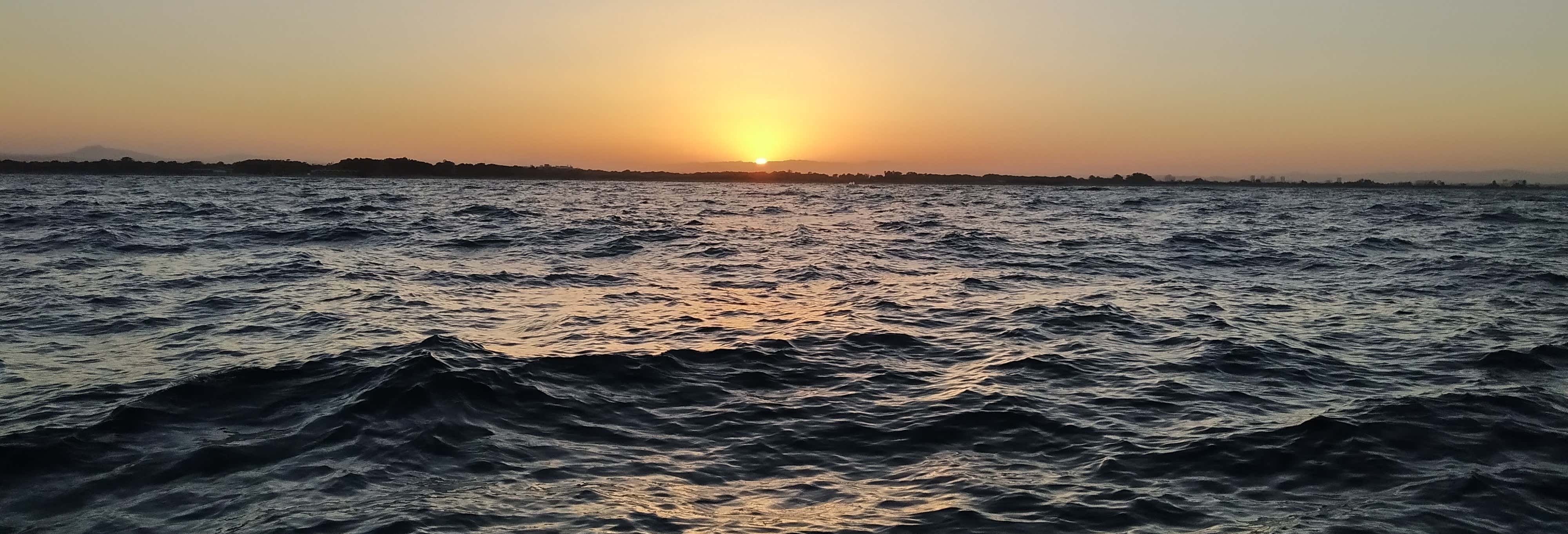 Passeio de iate ao entardecer