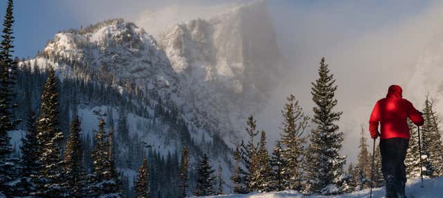 Passeggiata con le racchette da neve sulle Rocky Mountains