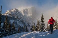 Paseo con raquetas de nieve por las Montañas Rocosas