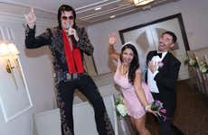 Boda Elvis en la capilla Graceland