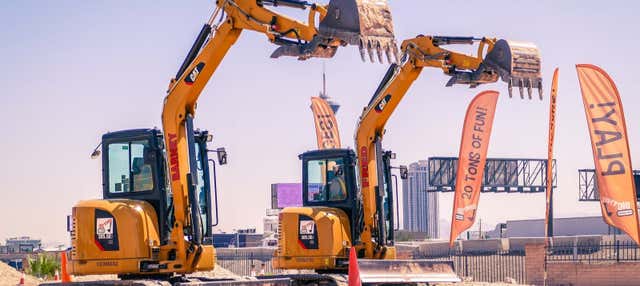 Guida di un escavatore nel deserto di Las Vegas