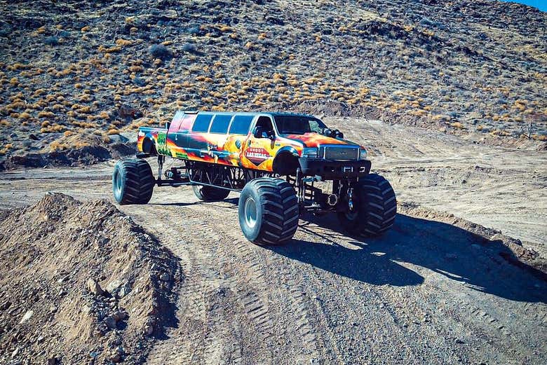 Conducción de un monster truck en el desierto de Las Vegas