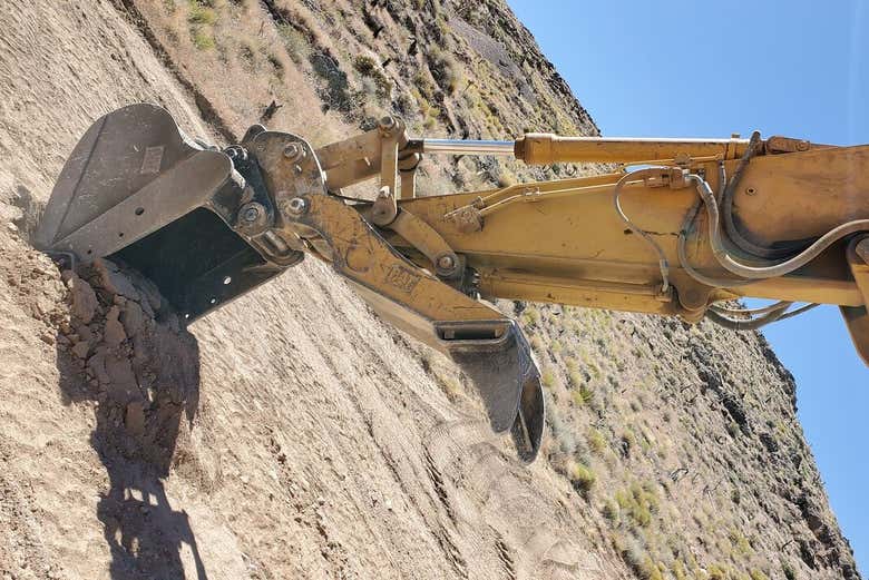 Destrucción de coches con excavadora en el desierto de Las Vegas