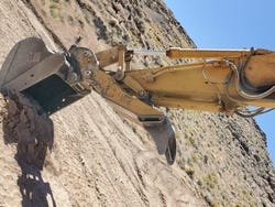 Destrucción de coches con excavadora en el desierto de Las Vegas