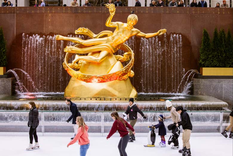 Entrada a The Rink, la pista de patinaje sobre hielo de Rockefeller Center