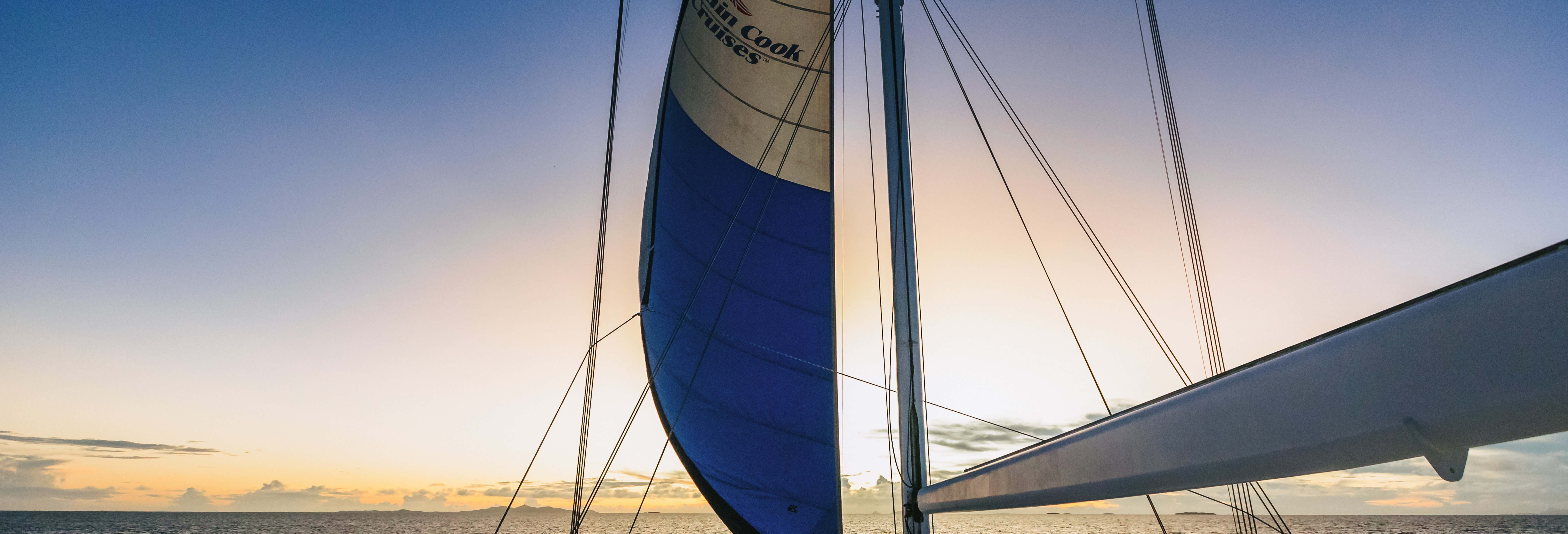 Giro in catamarano al tramonto con cena