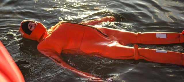 Bagno in un lago ghiacciato