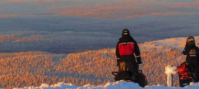 Giro in motoslitta sotto l'aurora boreale