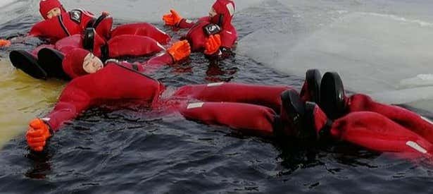 Bagno nel lago ghiacciato
