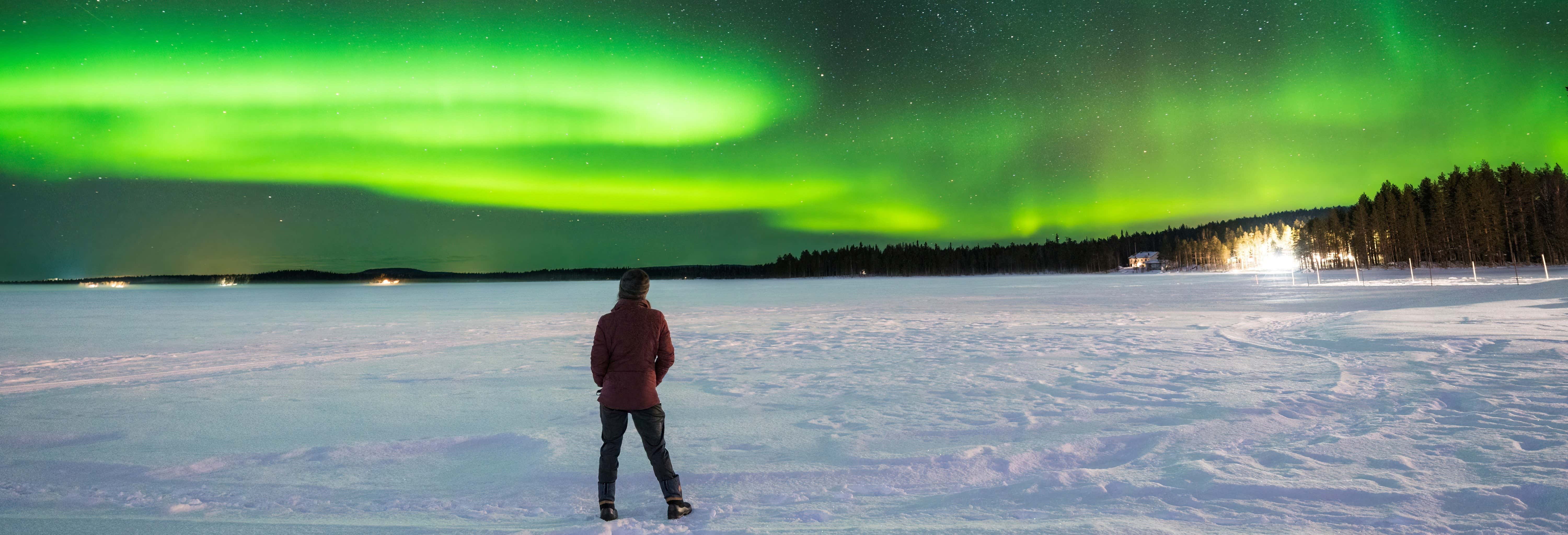 Giro in motoslitta sotto l'aurora boreale