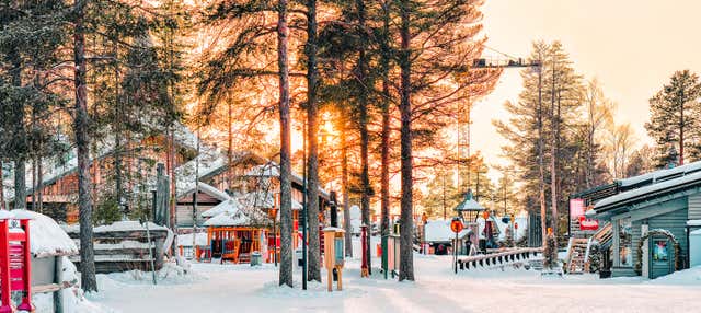 Tour in motoslitta e racchette da neve a Vikaköngäs + Villaggio di Babbo Natale