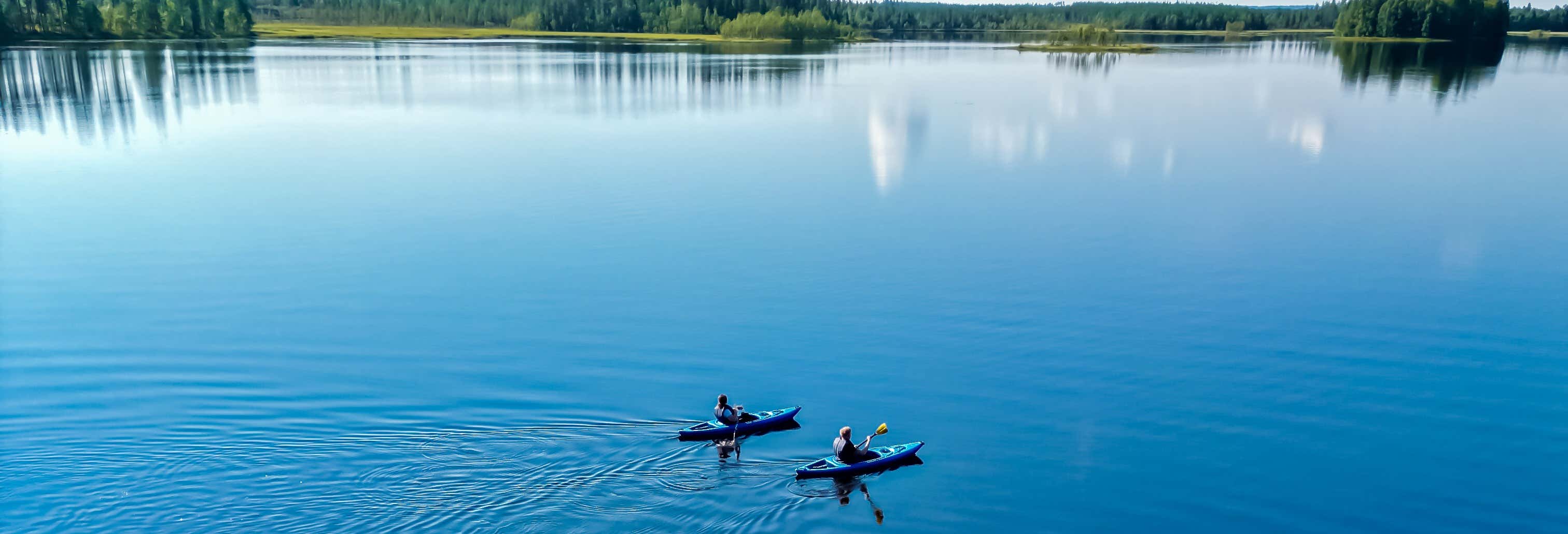 Tour en kayak por un lago de los bosques de Rovaniemi