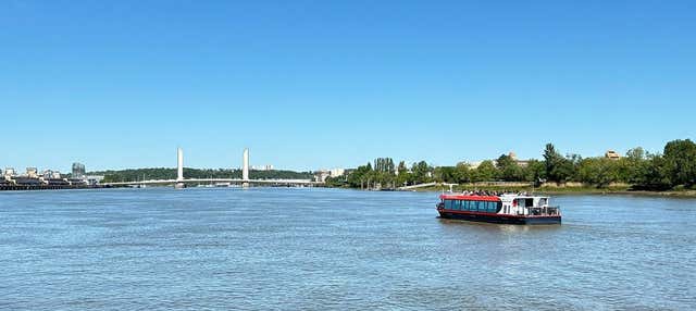Giro in barca con degustazione di vino e canelé
