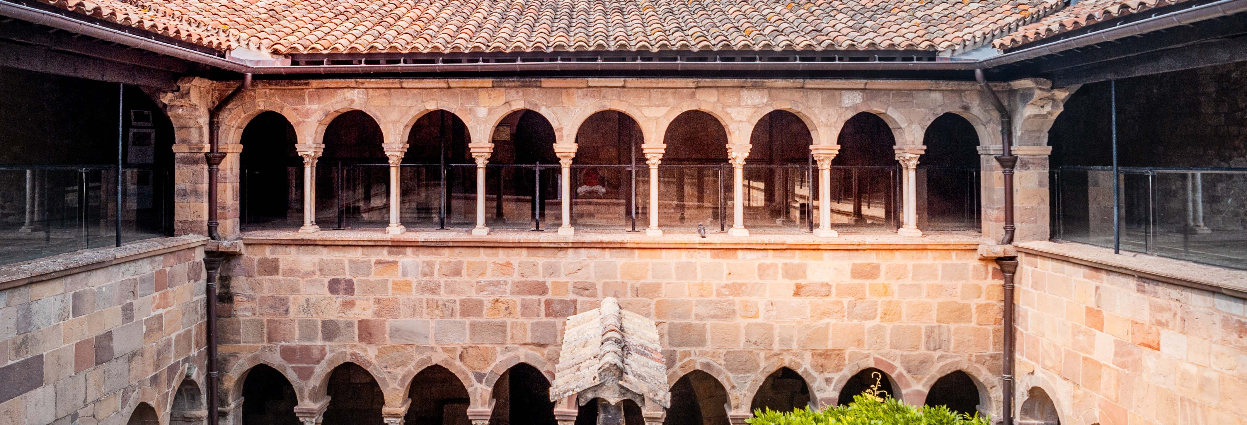 Entrada al claustro de la catedral de Fréjus