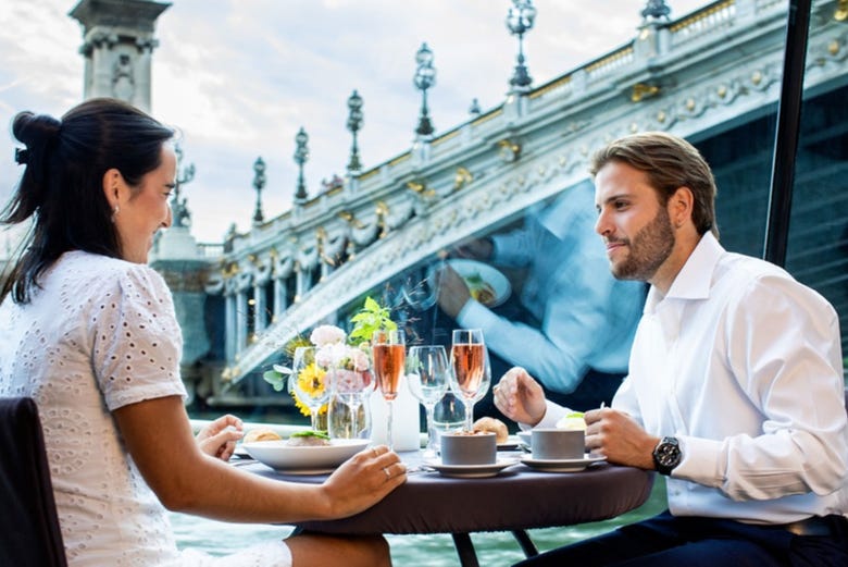 Crucero por el Sena desde la Torre Eiffel con comida