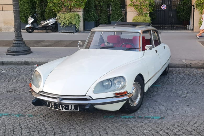 Tour en Citroën DS por París