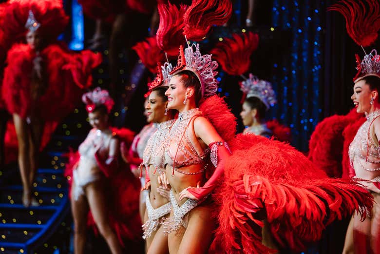 Cena y espectáculo en el Moulin Rouge + Transporte al centro de París