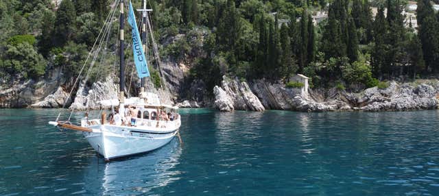 Giro in barca a vela a Corfù