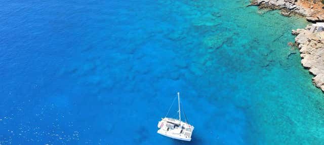 Paseo en catamarán con comida y barra libre