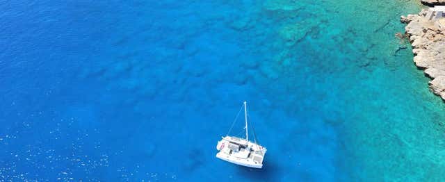Paseo en catamarán con comida y barra libre
