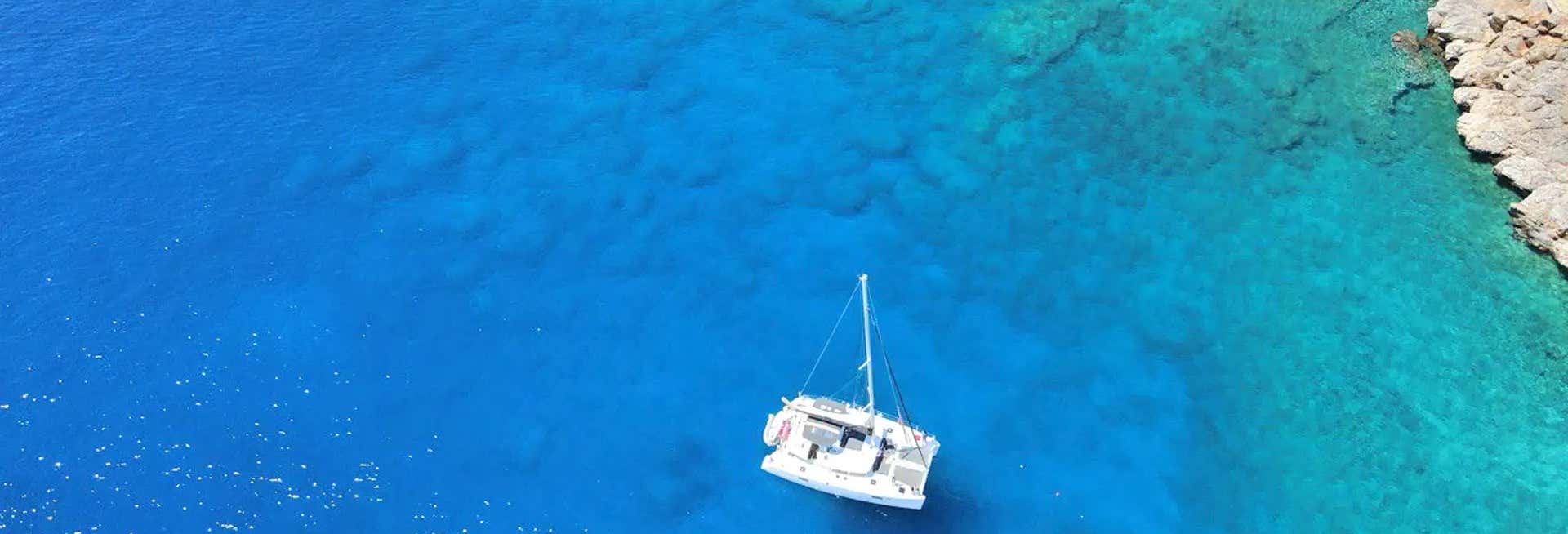Paseo en catamarán con comida y barra libre