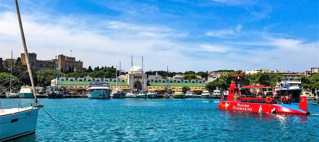 Giro in barca con fondo trasparente