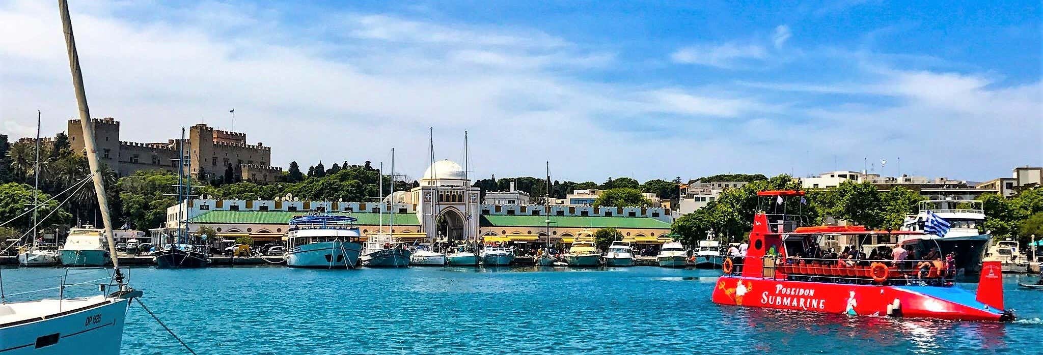 Giro in barca con fondo trasparente