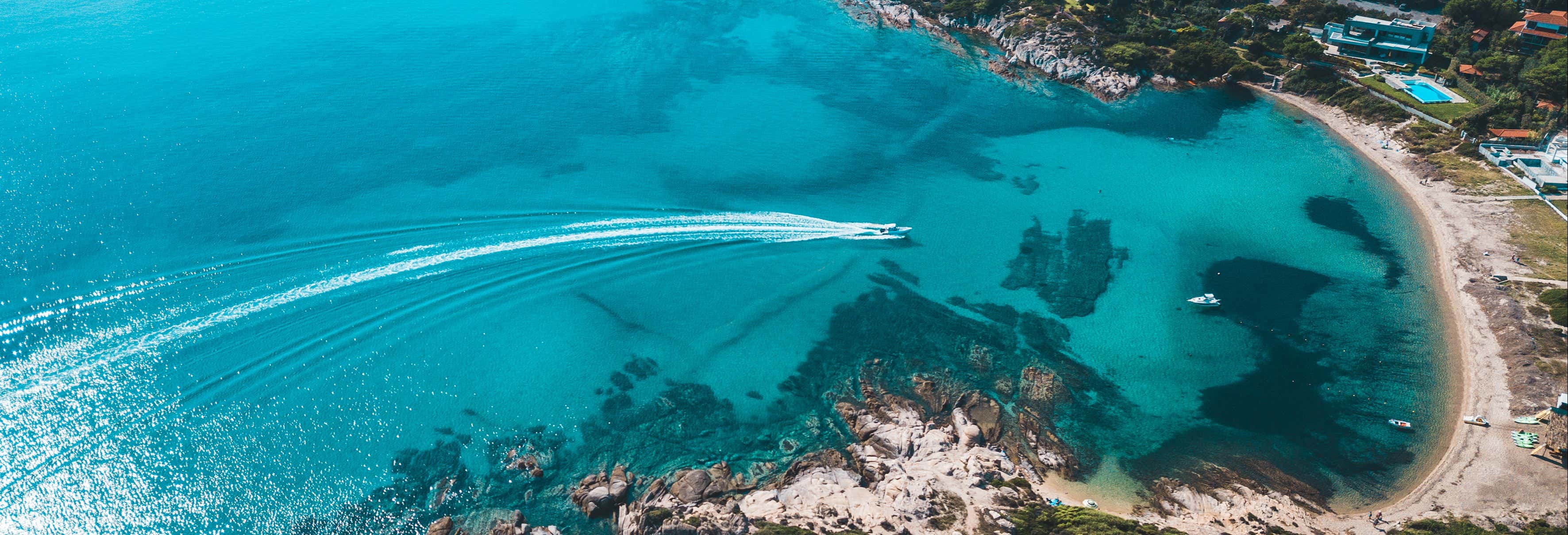 Giro in barca pirata nella laguna blu di Calcidica