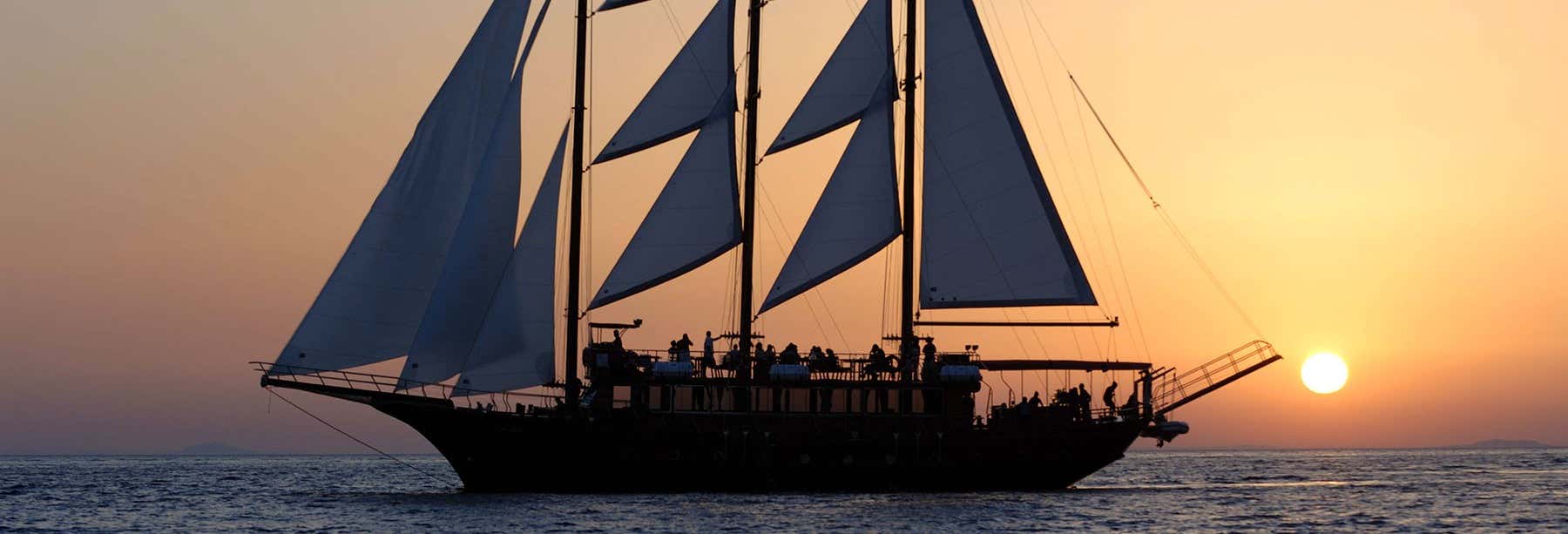 Escursione in goleta a Santorini al tramonto con cena