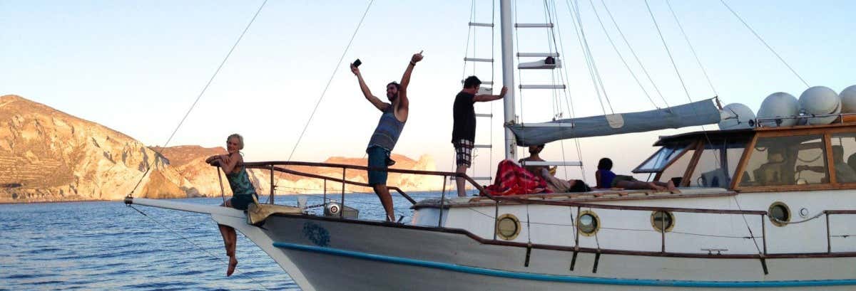 Giro in barca tradizionale alla Caldera di Santorini con pasto