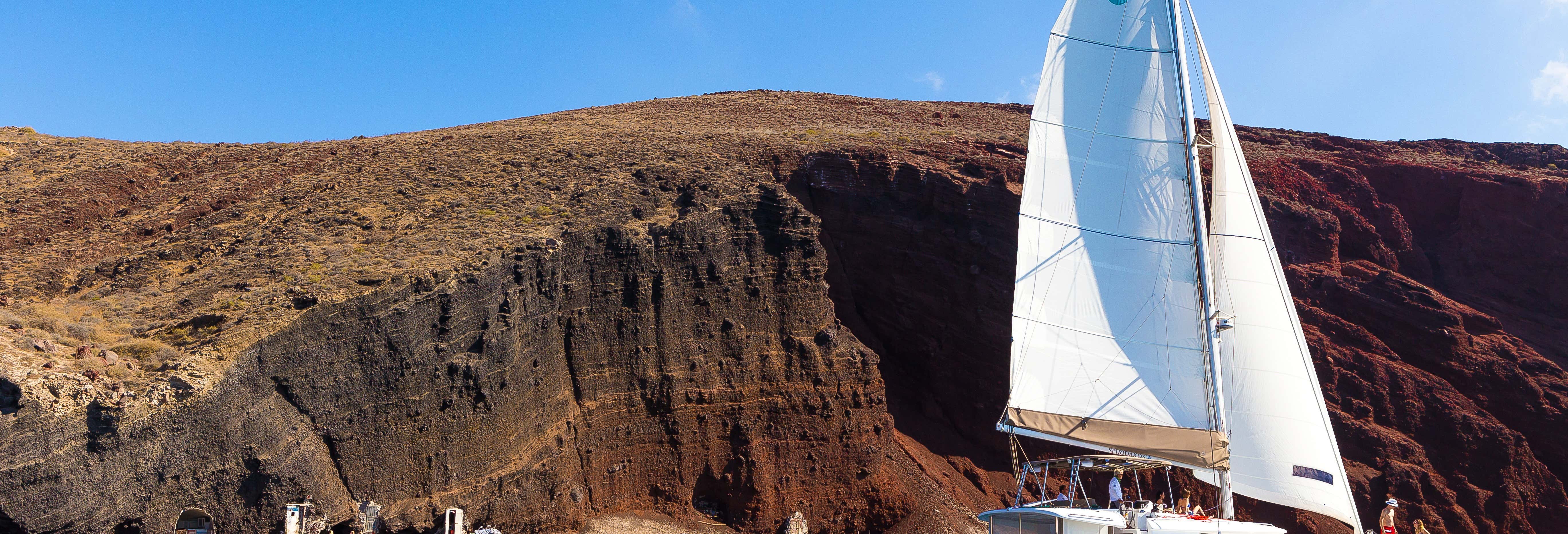 Giro in catamarano alla Caldera di Santorini con pasto