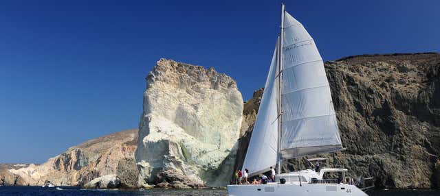 Giro privato in catamarano alla Caldera di Santorini
