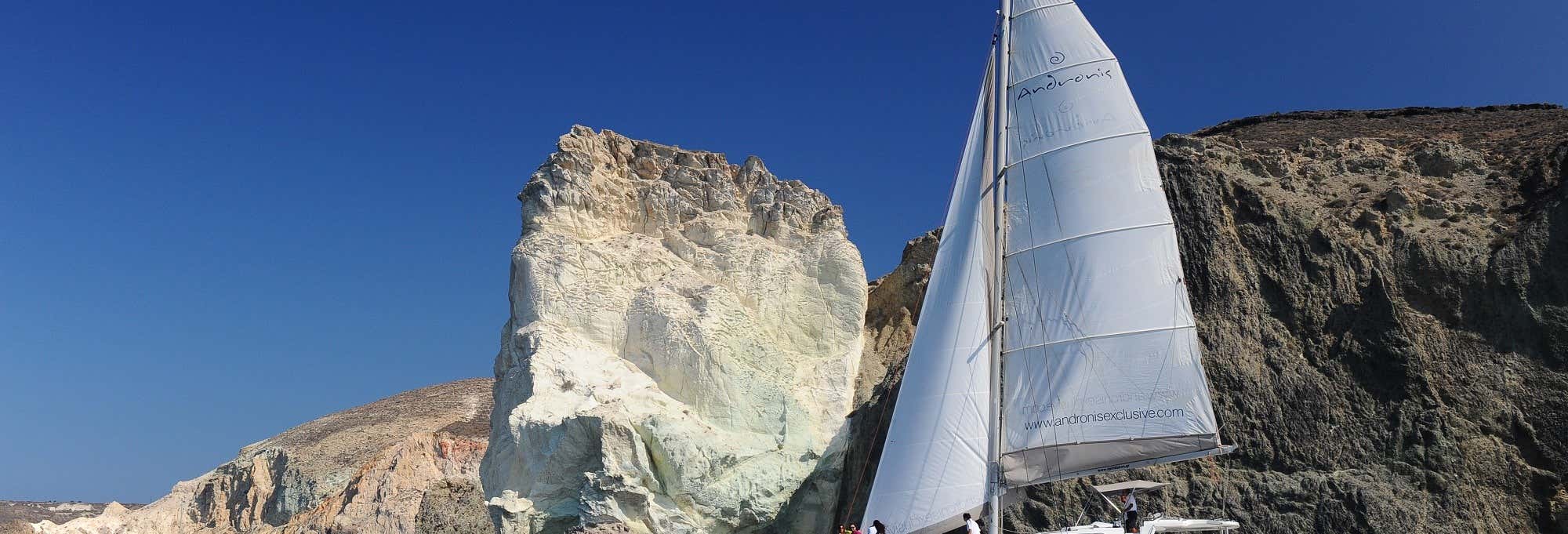 Giro privato in catamarano alla Caldera di Santorini