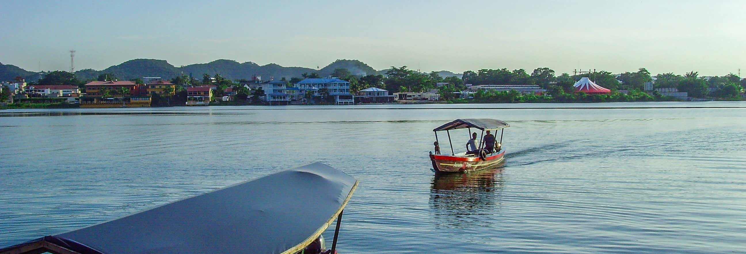 Passeio de barco pelo lago Petén Itzá + praia El Chechenal