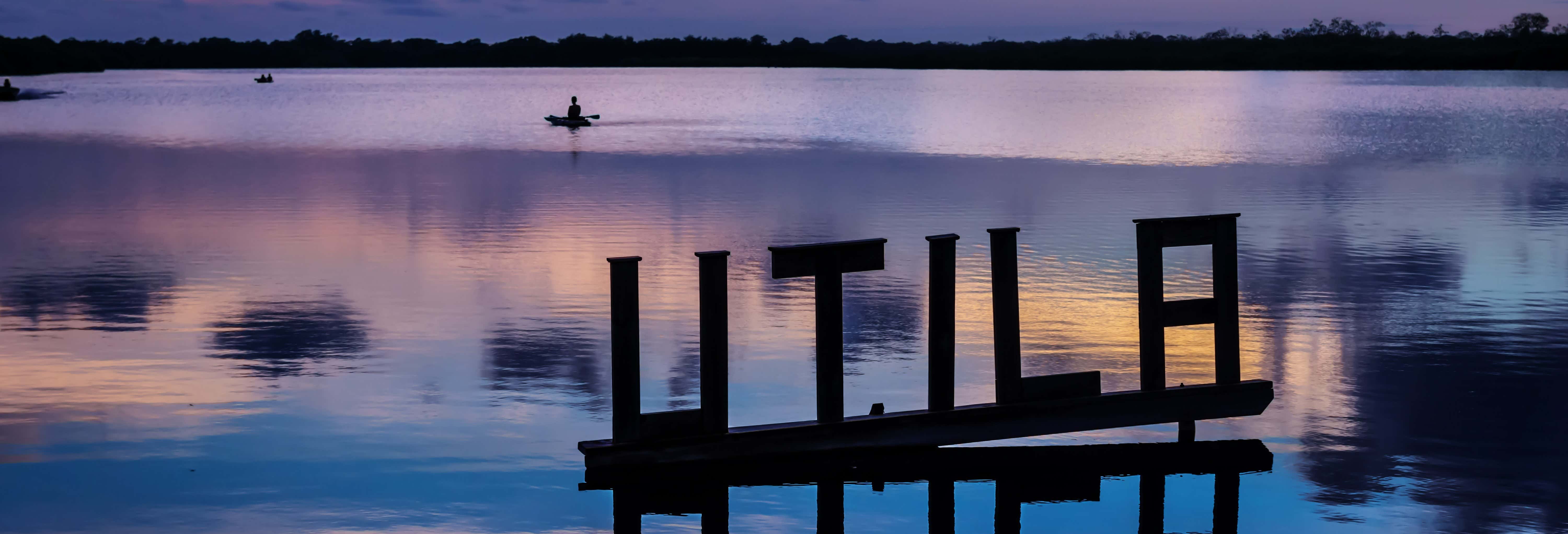 Giro in barca lungo la costa di Útila al tramonto