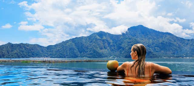 Alba nel belvedere di Pinggan + Terme di Batur