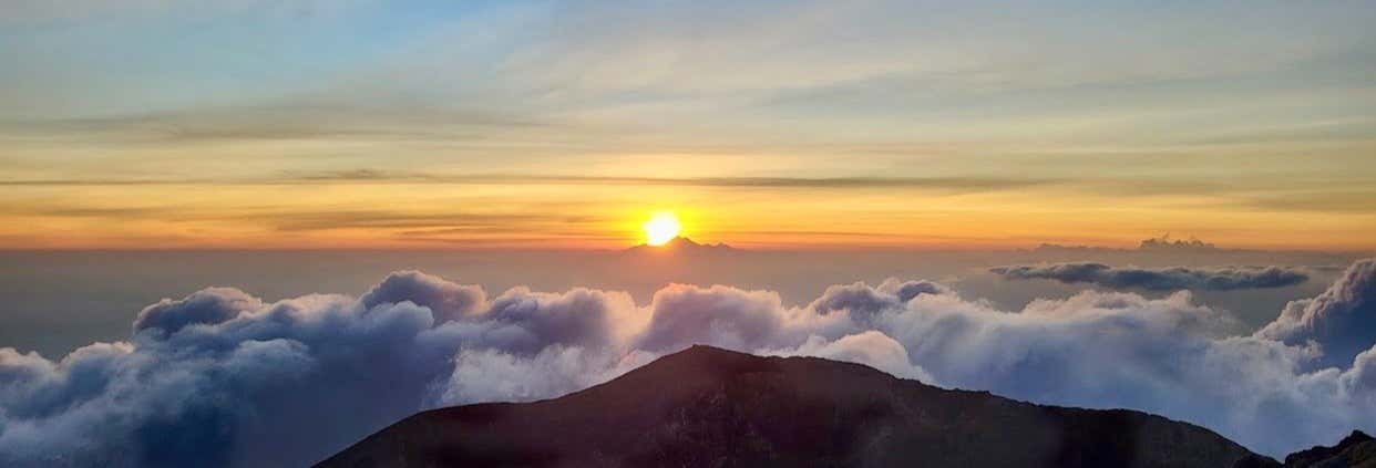 Ruta privada de trekking por el monte Agung al amanecer