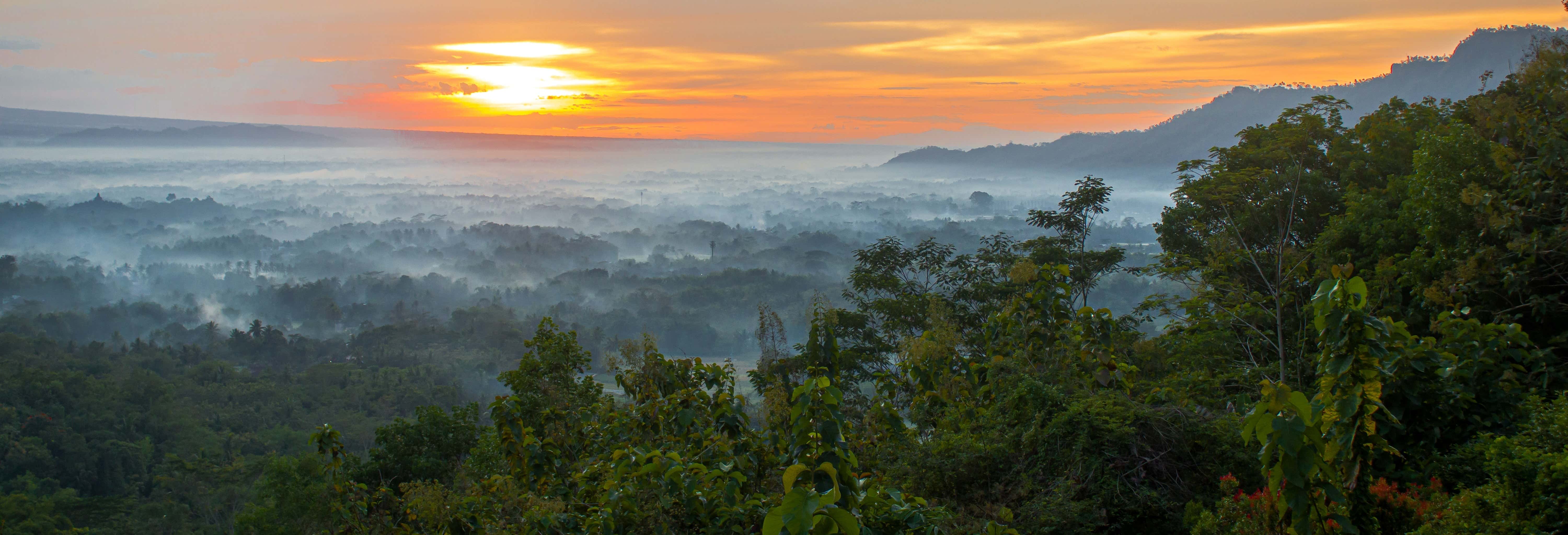 Escursione privata a Punthuk Setumbu all'alba + Templi Prambanan e Borobudur