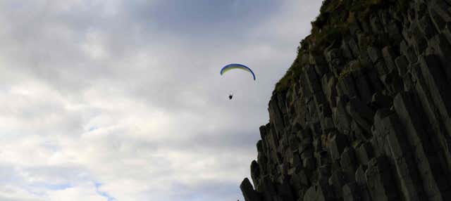 Volo in parapendio su Vík