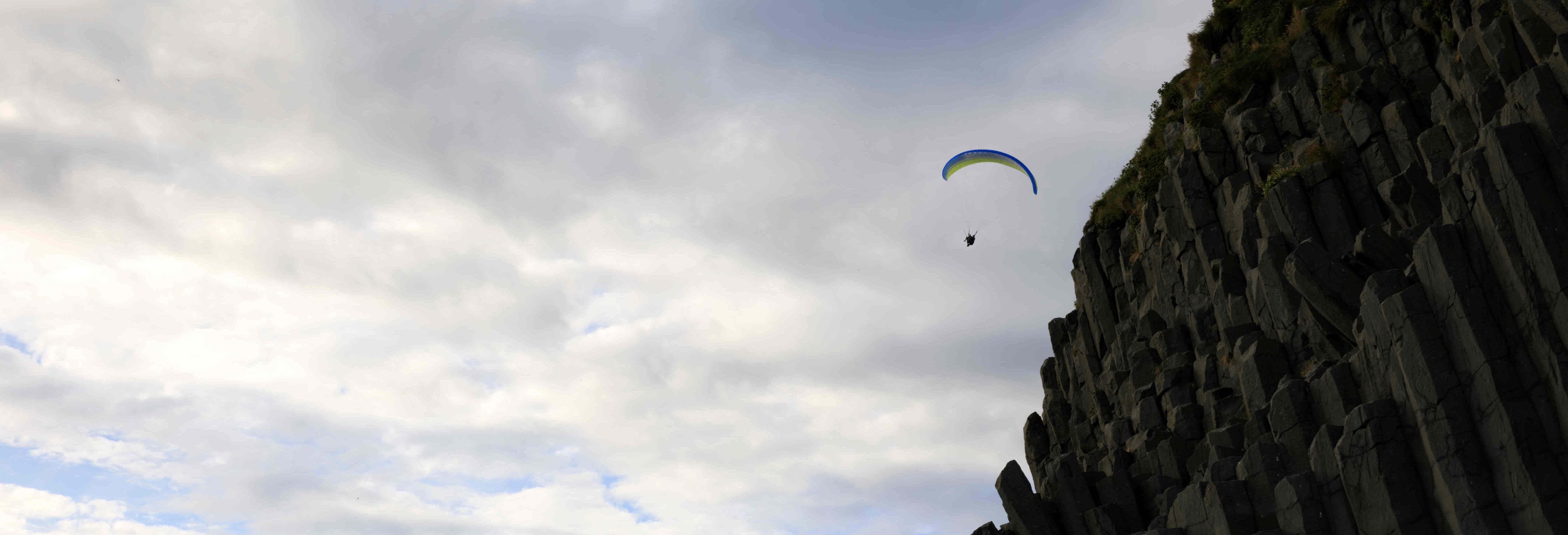Volo in parapendio su Vík