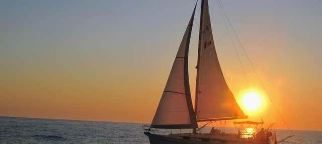 Giro in barca a vela lungo la costa di Bari con aperitivo
