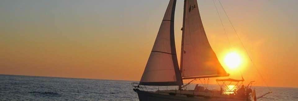 Giro in barca a vela lungo la costa di Bari con aperitivo