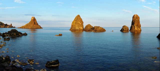 Giro in barca lungo la Riviera dei Ciclopi