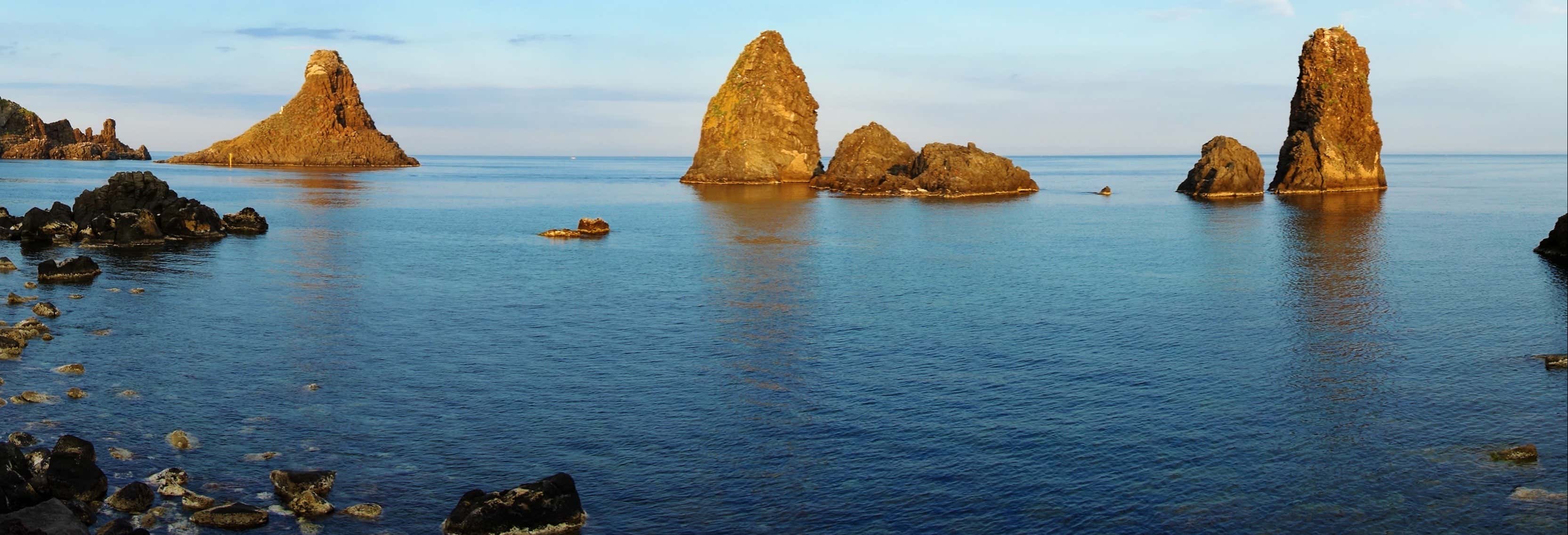 Giro in barca lungo la Riviera dei Ciclopi
