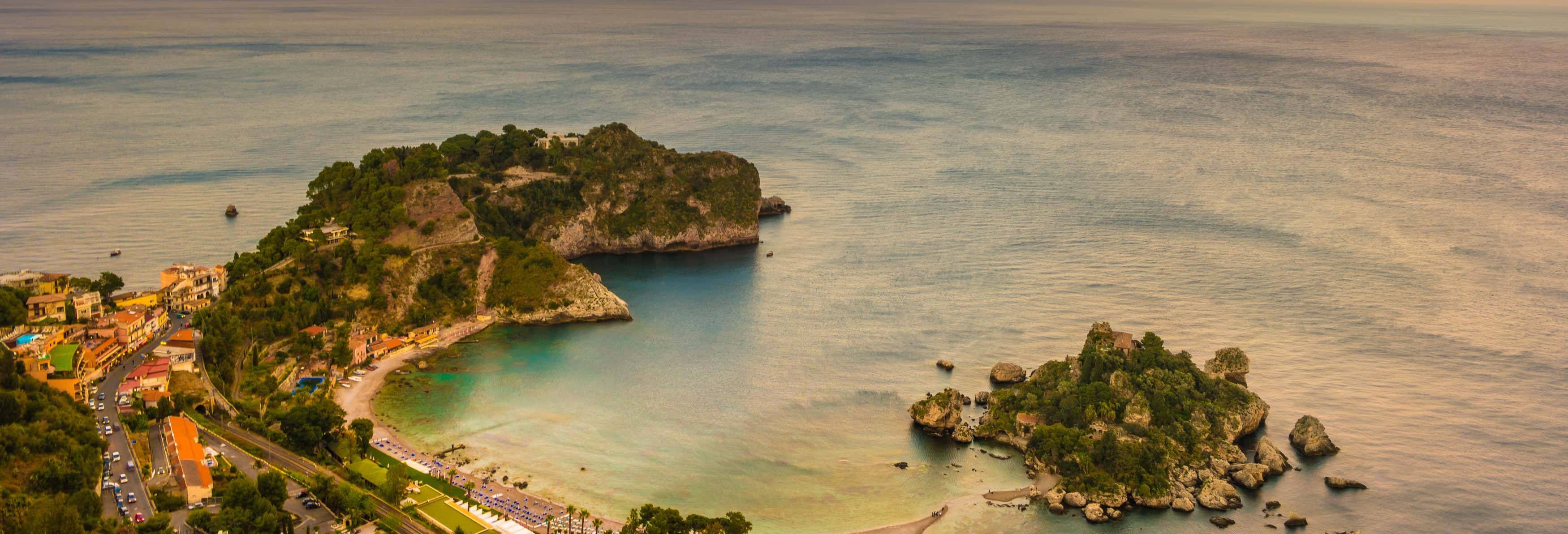 Giro in barca lungo la costa di Taormina al tramonto
