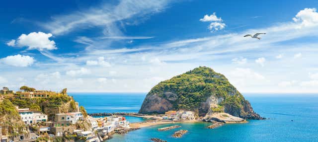 Minicrociera lungo la costa di Ischia