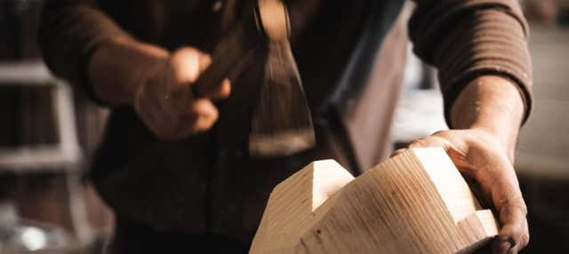 Visita di un laboratorio artigianale di maschere sarde