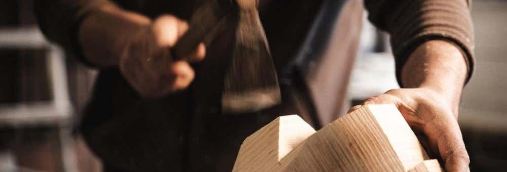 Visita di un laboratorio artigianale di maschere sarde